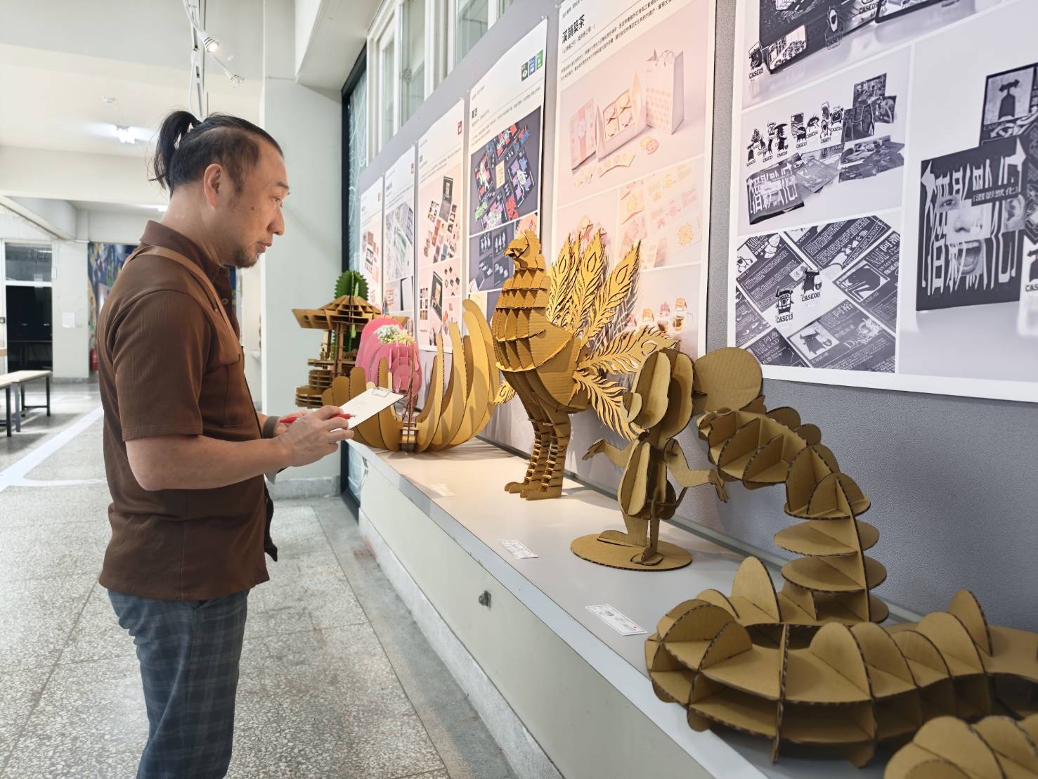 Featured image for “銘傳大學大一構成設計期中展登場！紙板巢狀結構結合雷雕技術展現創新能量”